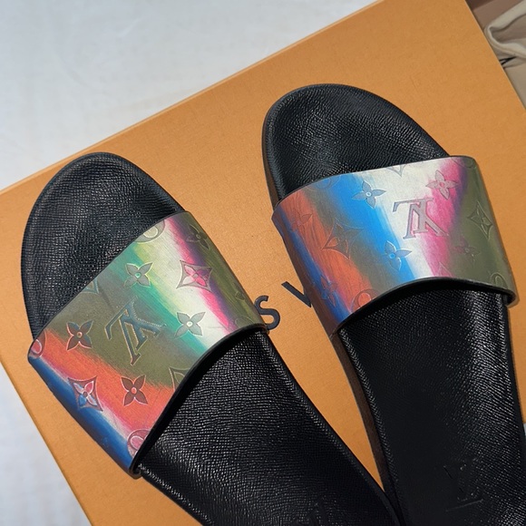 Louis Vuitton men’s holographic slides - Picture 5 of 6